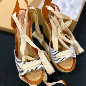 Joie strapping black and white wedges